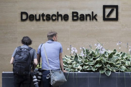Συρρικνώνεται η Deutsche Bank στη Γερμανία