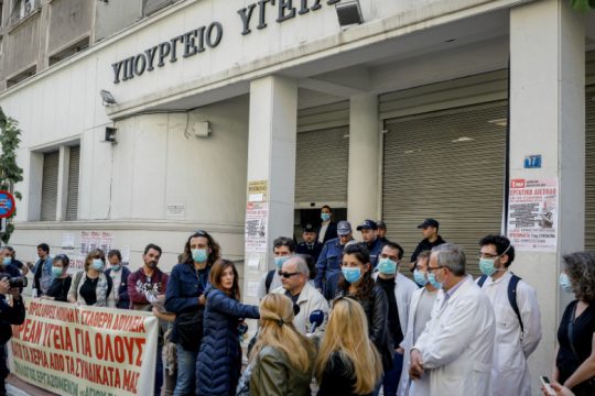 Στους δρόμους οι γιατροί εν μέσω κλιμάκωσης της πανδημίας