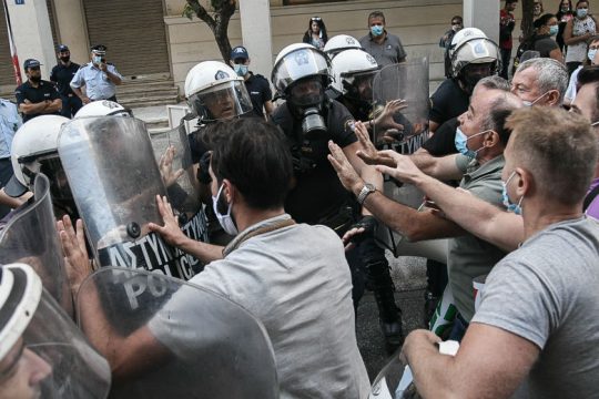 ΜΑΤ κατά πορείας της ΠΟΕΔΗΝ έξω από το υπουργείο Υγείας
