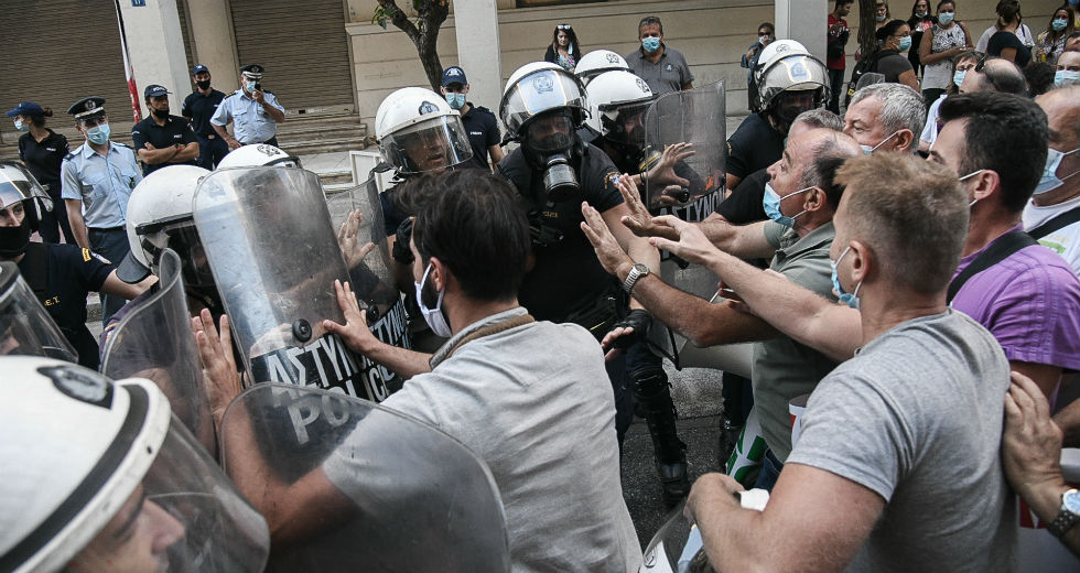 ΜΑΤ κατά πορείας της ΠΟΕΔΗΝ έξω από το υπουργείο Υγείας