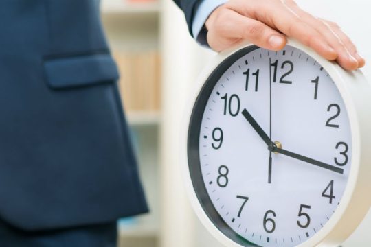 Ένα βήμα πίσω από το υπουργείο Εργασίας για τις απλήρωτες υπερωρίες