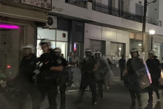 Επίθεση ρατσιστών σε χώρο λατρείας και σπίτι μεταναστών στο Τυμπάκι (βίντεο)