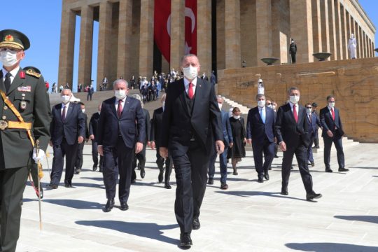 Τα επικίνδυνα παιχνίδια του Ερντογάν με την οικονομία