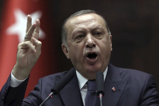 Απειλεί την Ελλάδα και… σκίζει χάρτες ο Ερντογάν