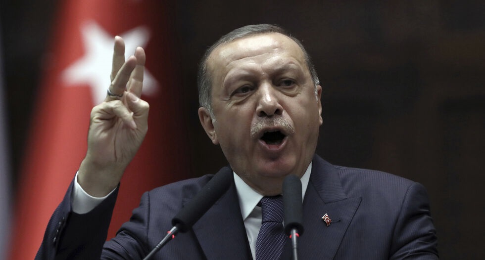 Απειλεί την Ελλάδα και… σκίζει χάρτες ο Ερντογάν