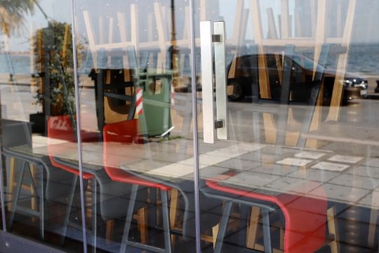 Βάζουν μόνοι τους λουκέτο στην εστίαση διαμαρτυρόμενοι για την κυβερνητική πολιτική