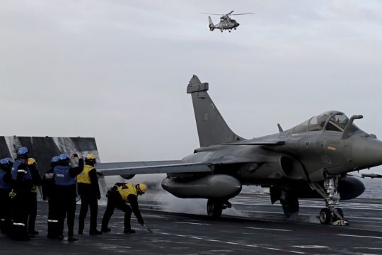 Στο τραπέζι συμφωνία με τη Γαλλία για τα εξοπλιστικά
