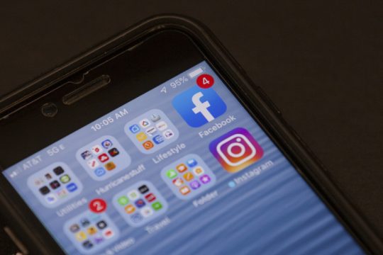 Το Facebook απειλεί να φύγει από την Ευρώπη