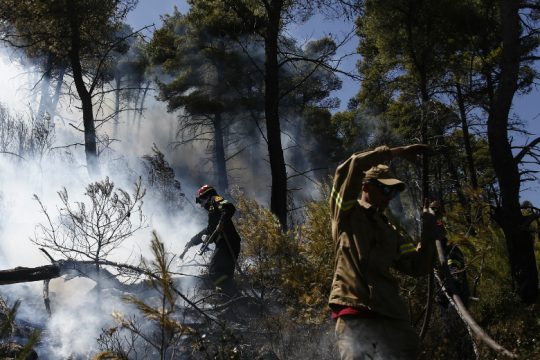 Σε ύφεση οι πυρκαγιές σε Ανάβυσσο και Νέα Μάκρη