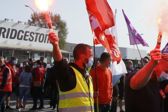 Γαλλία: Χιλιάδες διαδηλωτές κατά των απολύσεων