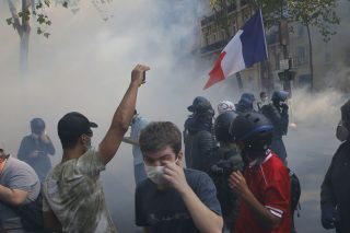 Ξύλο και δακρυγόνα για τις κίτρινες… μάσκες