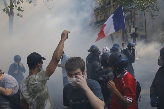 Ξύλο και δακρυγόνα για τις κίτρινες… μάσκες