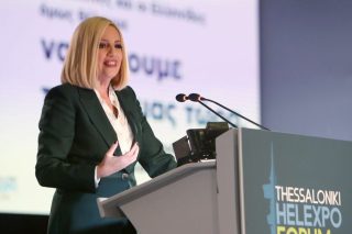 Ολομέτωπη επίθεση στην κυβέρνηση από τη Φώφη Γεννηματά
