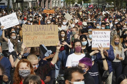Διαδηλώσεις στη Γερμανία για τους πρόσφυγες στη Λέσβο