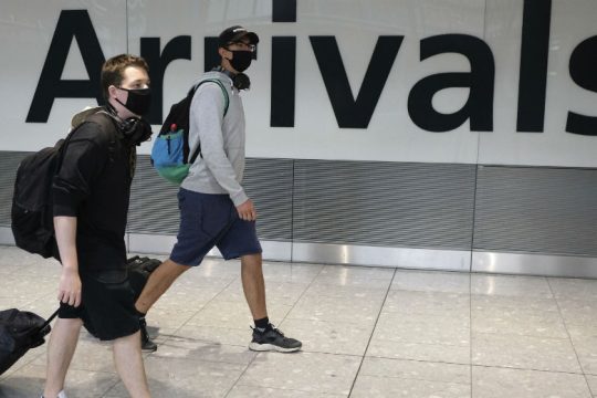 Σε καραντίνα θέτει η Αγγλία τους ταξιδιώτες από επτά ελληνικά νησιά