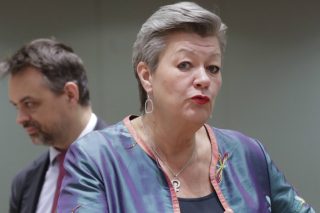 Η Ευρωπαία επίτροπος «άδειασε» την ελληνική κυβέρνηση