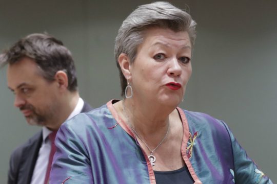 Η Ευρωπαία επίτροπος «άδειασε» την ελληνική κυβέρνηση