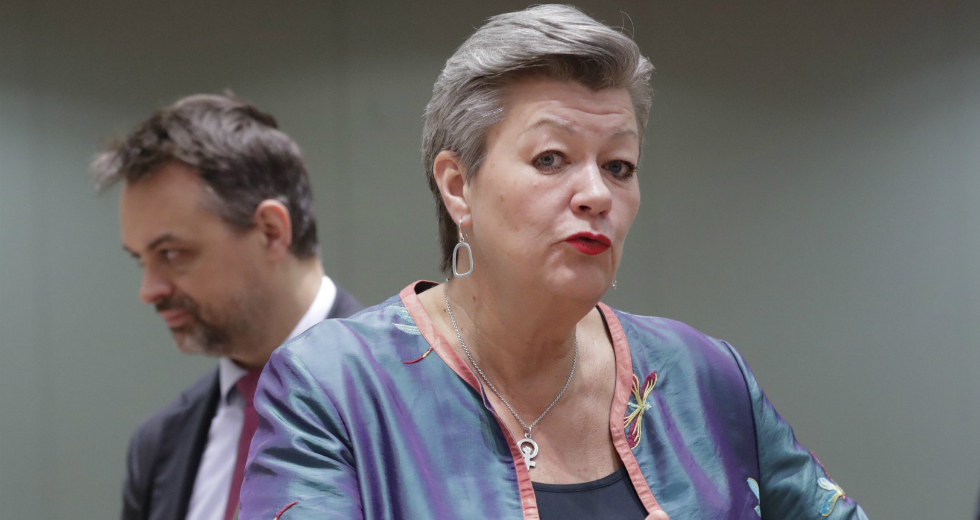 Η Ευρωπαία επίτροπος «άδειασε» την ελληνική κυβέρνηση
