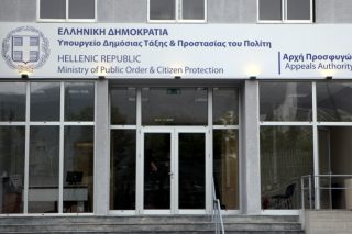 Επιμένει εκδικητικά η Υπηρεσία Ασύλου απέναντι στους απολυμένους – συμβασιούχους