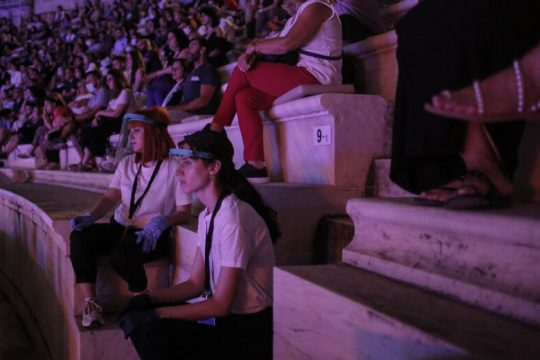 Τέλος και στις θεατρικές παραστάσεις