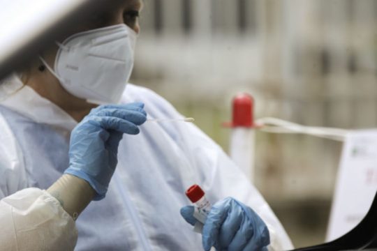 Αυστηρά μέτρα στην Ευρώπη, ενώ ξεπέρασαν τα 30 εκατ. οι μολύνσεις διεθνώς