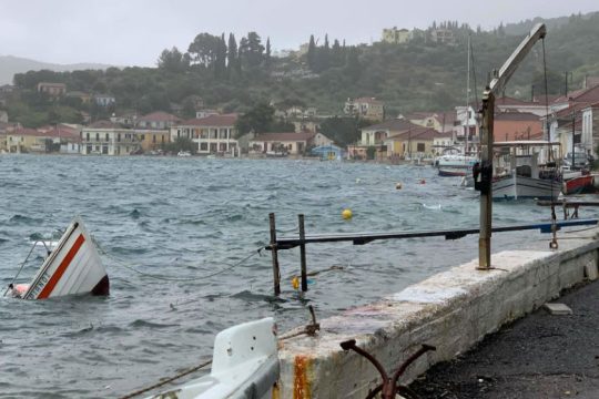 Μεγάλες καταστροφές αφήνει πίσω του ο «Ιανός»