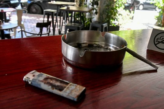 Απορρίφθηκε η αίτηση των καταστηματαρχών για ακύρωση της απαγόρευσης του καπνίσματος