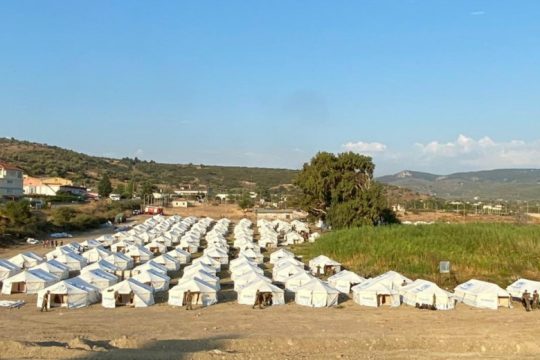 Στήνουν σκηνές στον Καρά Τεπέ για τους πρόσφυγες