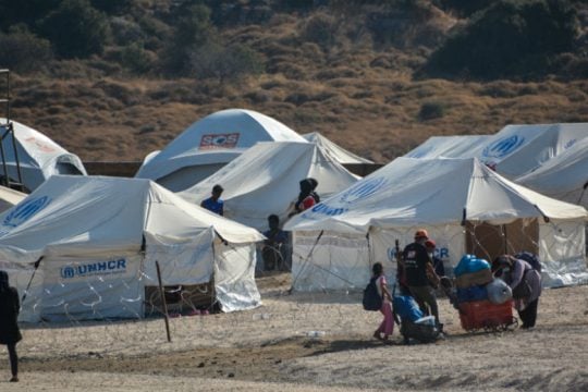 Ύπατη Αρμοστεία: Δομή στέγασης έκτακτης ανάγκης οι σκηνές στον Καρά Τεπέ