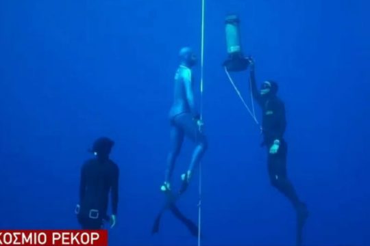 Γάλλος έσπασε το παγκόσμιο ρεκόρ ελεύθερης κατάδυσης στην Καλαμάτα