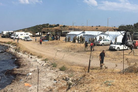 «Κλείδωσε» η μεταφορά προσφύγων και μεταναστών στο πεδίο βολής στον Καρά Τεπέ