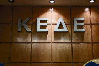 Αποψιλώνει τα δημοτικά συμβούλια