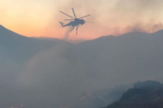 Νύχτα αγωνίας από τις πυρκαγιές στην Κεφαλονιά
