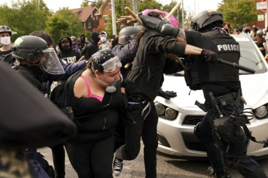 Πάνω από 120 συλλήψεις στην αντιρατσιστική διαδήλωση του Λούιβιλ