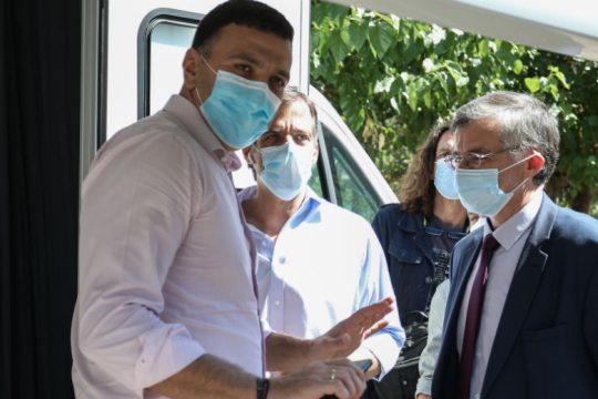 Κικίλιας και Τσιόδρας παρόντες στους διαγνωστικούς ελέγχους για Covid-19