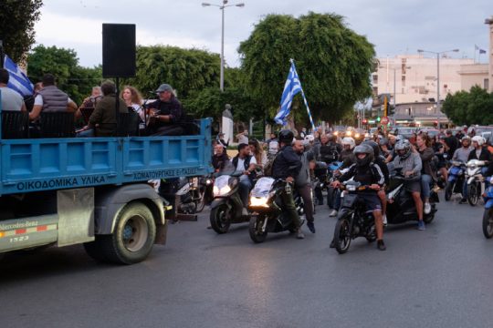 Νέα πορεία πραγματοποίησαν οι αρνητές της μάσκας στα Χανιά