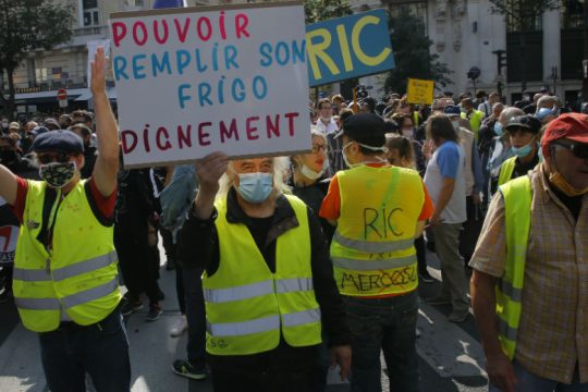 Ξανά στον δρόμο τα «Κίτρινα Γιλέκα», εν μέσω νέας έξαρσης της πανδημίας στη Γαλλία