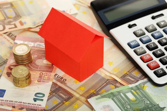 Debate Στουρνάρα – Σκυλακάκη για «κόκκινα» δάνεια και επιτόκια