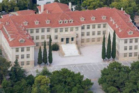 «Δεν έχουμε ειδικές σχέσεις με το Κολλέγιο Αθηνών»
