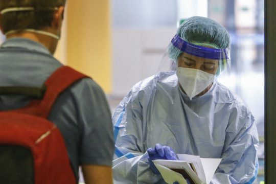 241 νέα κρούσματα χθες, λοκντάουν σε προσφυγική δομή
