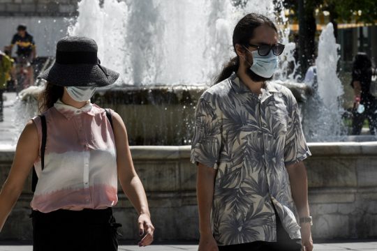 Η πανδημία εξαπλώνεται, τα μέτρα αυξάνονται…
