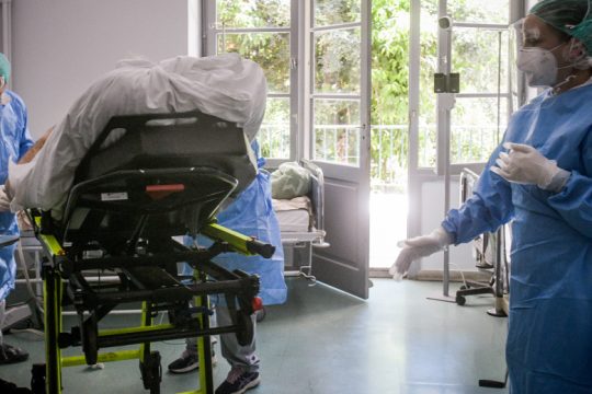 Αύξηση διασωληνώσεων εν μέσω ημίμετρων για την πανδημία