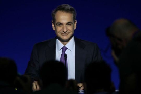 Βάζει ο Κυριάκος τη στολή του