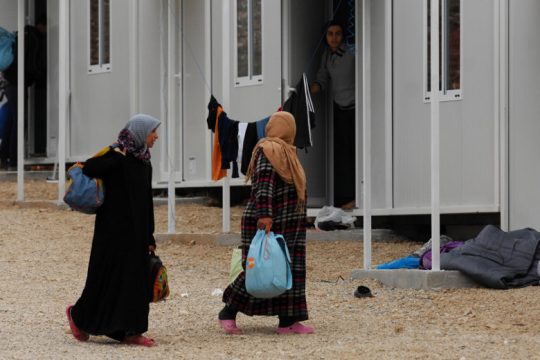 Δέκα κρούσματα κορονοϊού σε δομή προσφύγων στη Λάρισα