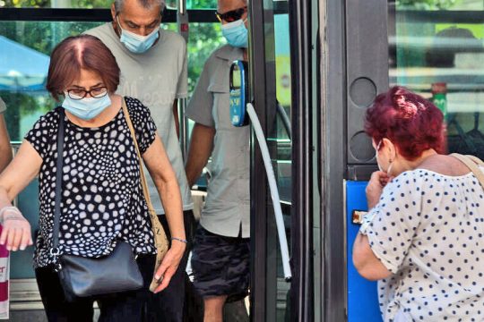 «Το σενάριο για καθολική χρήση μάσκας δεν είναι στο τραπέζι»