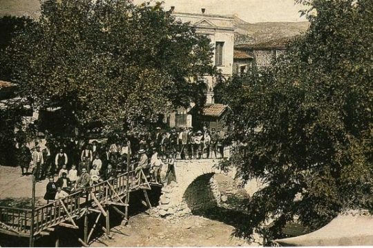 Είναι παλαβοί! Θα μουλώσουν τον ποταμό!