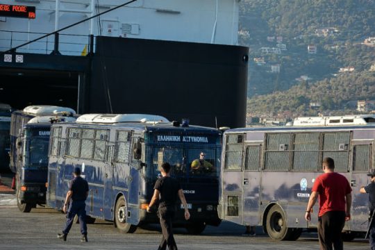 ΜΑΤ και οχήματα εκτόξευσης νερού στη Λέσβο