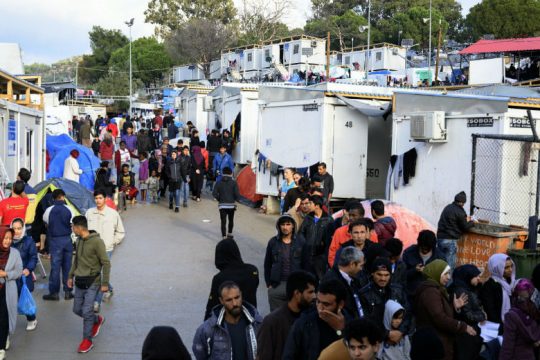 Εργαλειοποιούν το κρούσμα στη Μόρια, ετοιμάζουν κλειστά κέντρα σε πολλές περιοχές