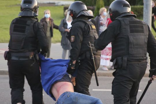 Νέα επεισόδια στο Μινσκ μετά την αιφνιδιαστική ορκωμοσία του Λουκασένκο