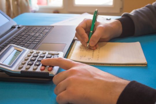 Ψέματα και πεταμένα λεφτά